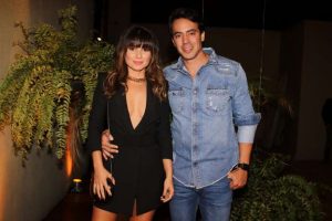 Após assumir namoro, Paula Fernandes é acompanhada por empresário em festa