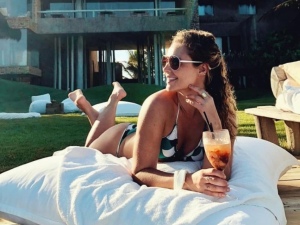 Paolla Oliveira aproveita dias de sol na Barra de São Miguel, em Alagoas