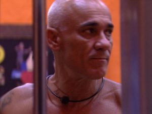 Ex-BBB Ayrton está desempregado e dirige Uber para pagar contas