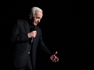 Charles Aznavour, cantor francês do sucesso ‘She’, morre aos 94 anos