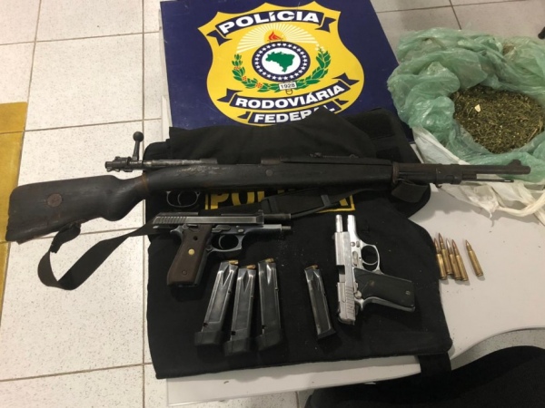 PRF prende no Sertão falso policial com carro roubado, drogas e armas