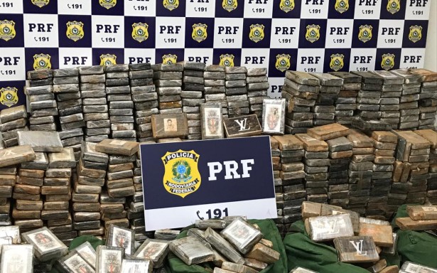 Carga de 1,2 tonelada de cocaína é encontrada dentro de caminhão em Canapi