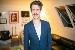 Ator de O Sétimo Guardião é flagrado aos beijos com homem em festa