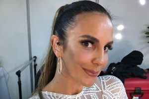 Ivete ajuda a tirar água do palco no show da virada