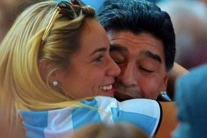 Maradona é expulso de casa pela namorada, diz apresentador argentino