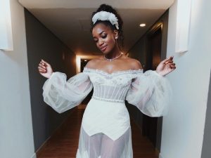 No próprio casamento, Iza canta o hit “Pesadão” com Di Ferrero e Maria Gadú