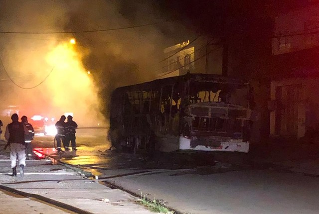 4 pessoas cumpriram ordens de 2 presidiários para incendiar ônibus em Maceió, diz polícia