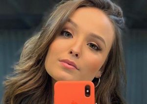 Larissa Manoela completa 18 anos e ganha dois carros dos pais