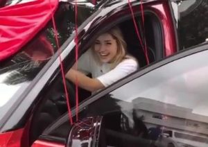 Poderosa! Sasha Meneghel ganha carro avaliado em R$ 170 mil