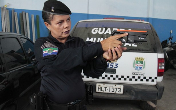 Guardas fazem treinamento com armas de efeito moral