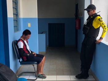 Homem é preso após divulgar operações da polícia em grupo de whatsapp