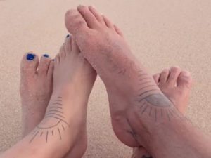 Priscila Fantin e Bruno Lopes exibem nova tatuagem em praia de Maceió