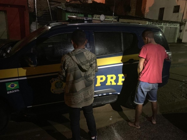 PRF prende suspeitos de receptação de veículos na BR-101