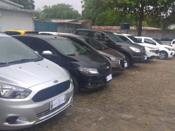 Dupla acusada de comercializar veículos roubados é presa na Jatiúca