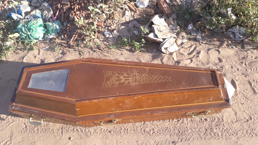 Caixão abandonado em estrada assusta moradores de Palmeira dos Índios