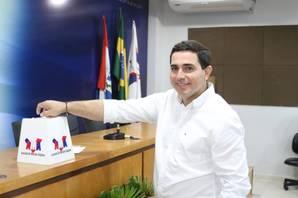 Prefeito de Minador do Negrão Gleysson Cardoso participa de eleição na AMA
