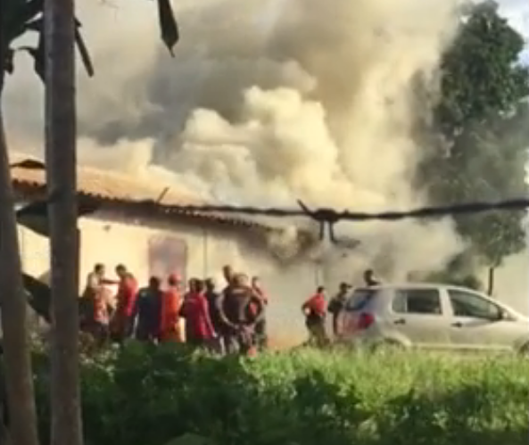 Incêndio atinge base de operações dos bombeiros em Brumadinho