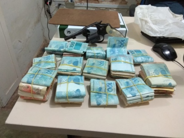 PMs prendem suspeito de furto a residência e apreendem quase R$ 45 mil em Santana do Ipanema