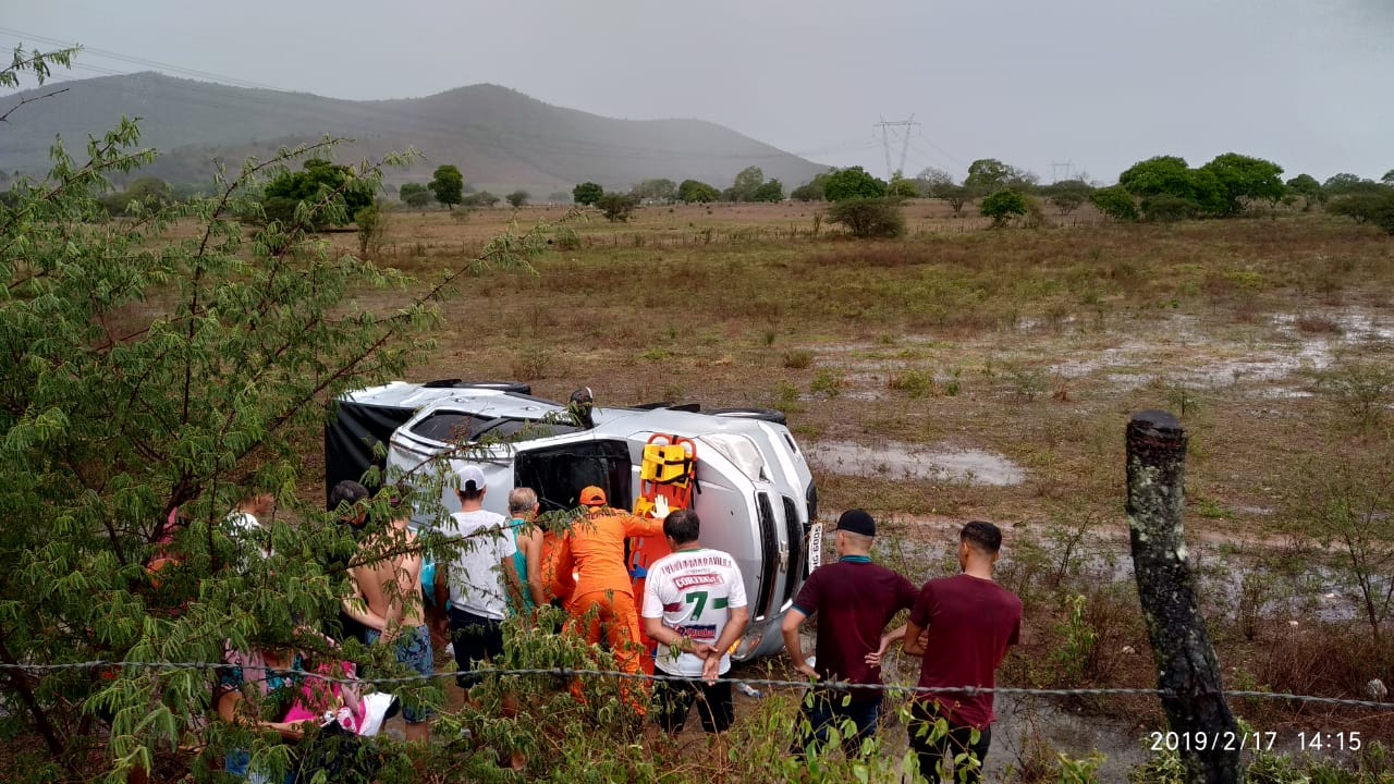 Capotamento deixa pessoas feridas na AL 115, em Palmeira dos Índios
