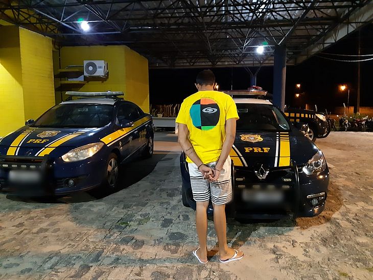 Motociclista inabilitado é preso pela PRF fazendo malabarismo na BR 101