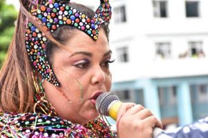 Fabiana Karla chora com homenagem no Galo da Madrugada