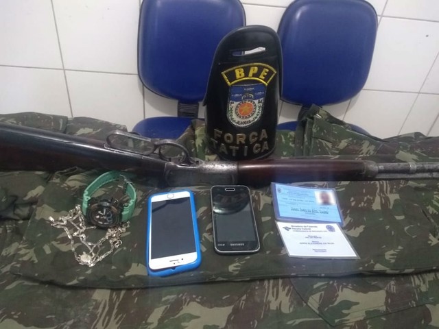 Soldado do Exército é preso e adolescente é apreendido com rifle no Barro Duro, em Maceió