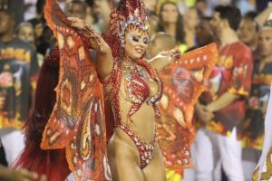 Borboleta de Oyá! Vivi Araujo brilha com asas flexíveis e mais de 1m de cabelo