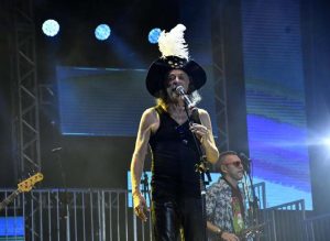 Alceu Valença faz multidão cantar clássicas canções do carnaval pernambucano