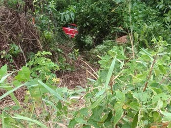 Três pessoas ficam feridas após carro capotar e cair em ribanceira na AL-101