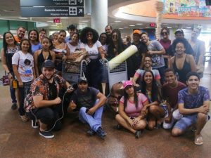 Alagoana, ex-BBB Rízia é recebida por amigos e fãs na volta para casa