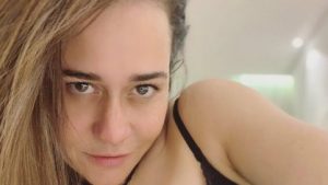 Alessandra Negrini posta foto de lingerie e diz: “Ser mulher é bom”