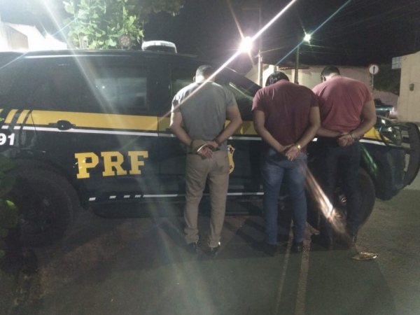 PRF prende três e recupera veículo roubado em União dos Palmares