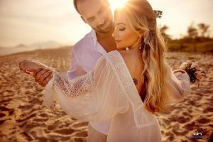 Eduardo Bolsonaro e Heloísa Wolf fazem fotos de pré-casamento na praia