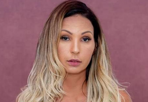 Valesca Popozuda mostra parte íntima ao posar de lingerie transparente