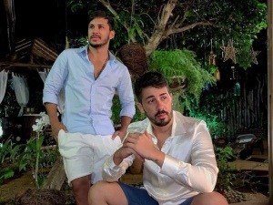 Carlinhos Maia ganha terno com nome de 39 mil seguidores