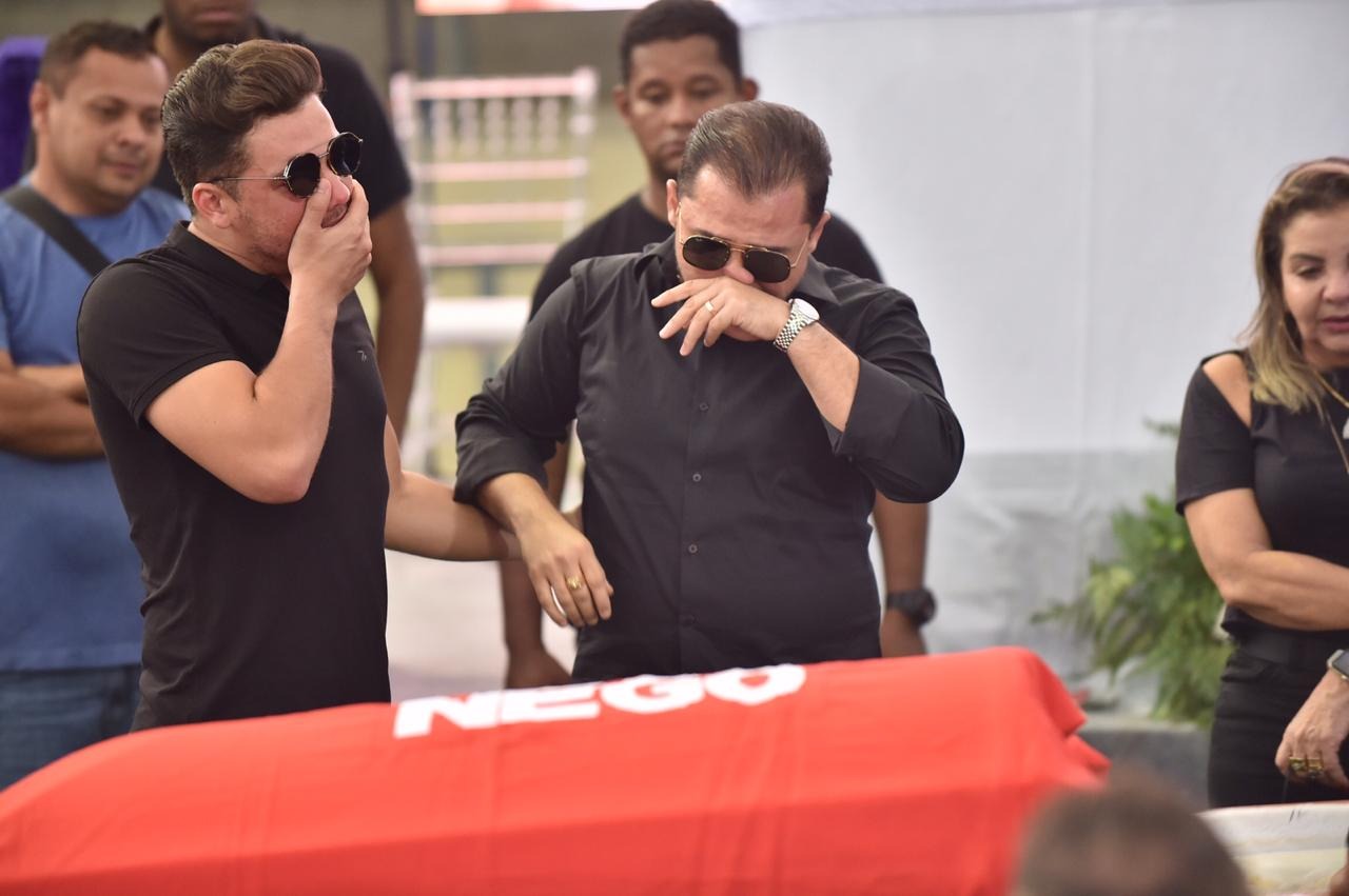 Xand Avião passa mal durante enterro de Gabriel Diniz e precisa ser atendido