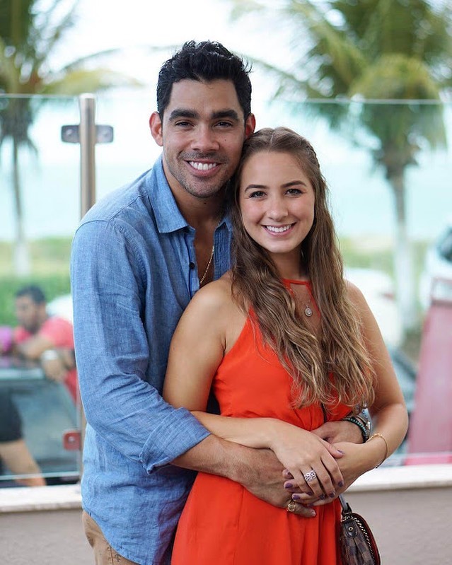 Gabriel Diniz viajava para Maceió para comemorar aniversário da namorada, Karoline Calheiros