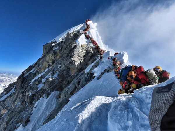 Quatro alpinistas morrem no topo do monte Everest
