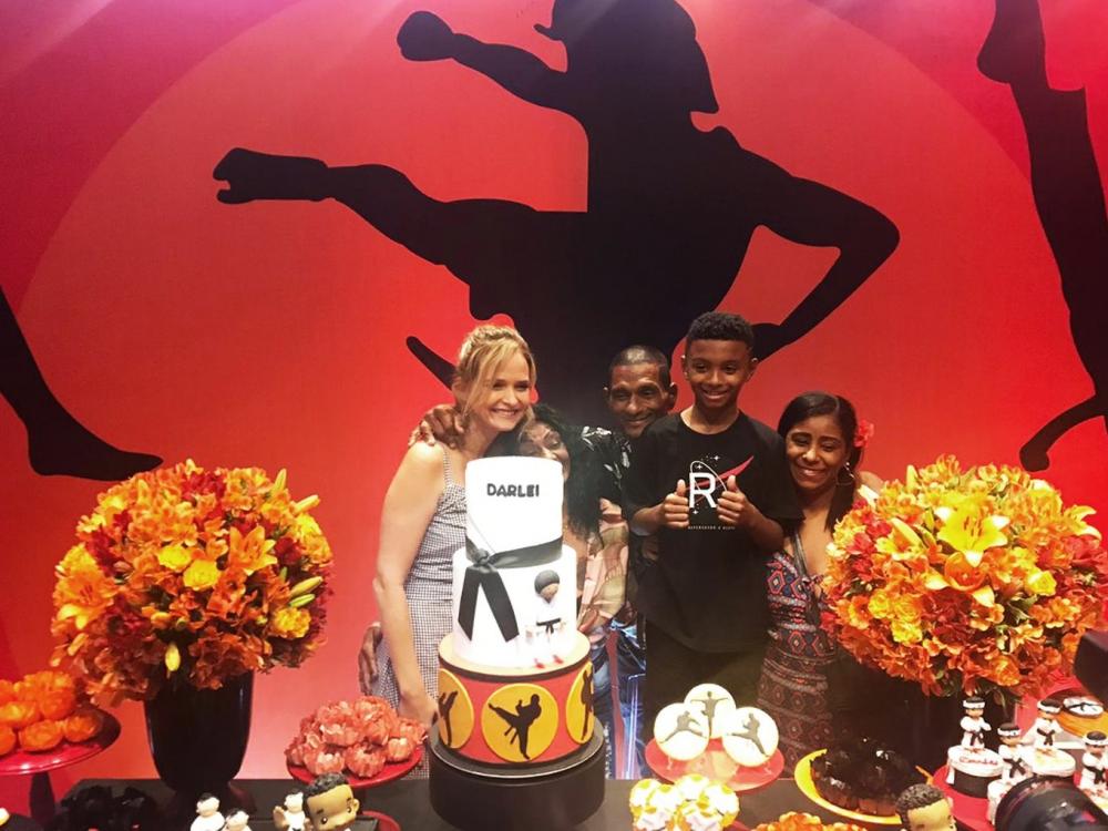 Filho do capoeirista que ajudou idosa em temporal no Rio ganha festa de Fernanda Rodrigues