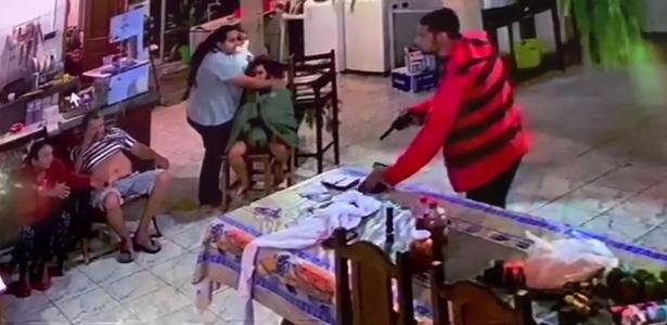 Vídeo: Homem é morto ao jogar cadeira em ladrão para defender família de assalto