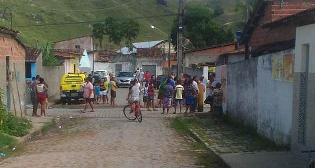 Homem é decapitado e assassinos deixam cabeça em rua no Centro de Atalaia