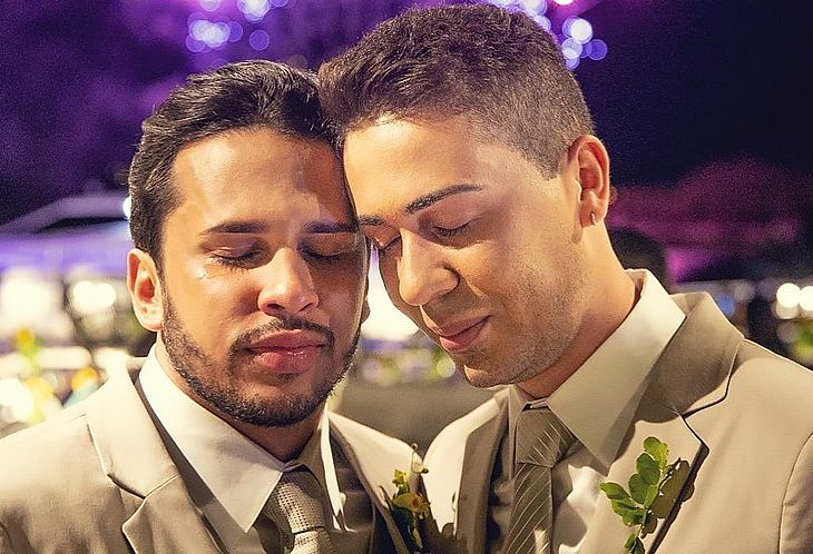 Após críticas, Carlinhos Maia diz por que não beijou noivo em casamento