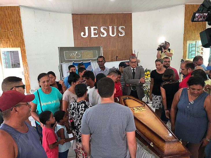 Corpos de piloto e copiloto amigos de Gabriel Diniz são velados em Alagoas