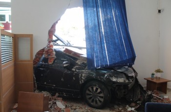 Vídeo. Mulher sai ilesa após carro invadir escritório e atingir poltrona