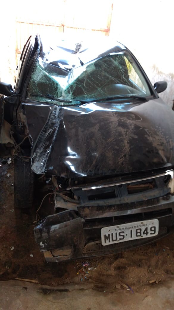 Motorista bate contra poste após cochilar no volante em Palmeira dos Índios