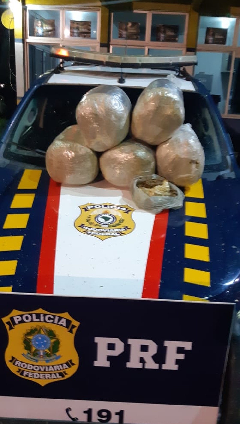PRF apreende mais de 25 kg de maconha na BR-104, em União dos Palmares