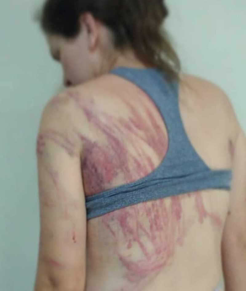 Mulher é espancada a chicotadas pelo marido em via pública no interior