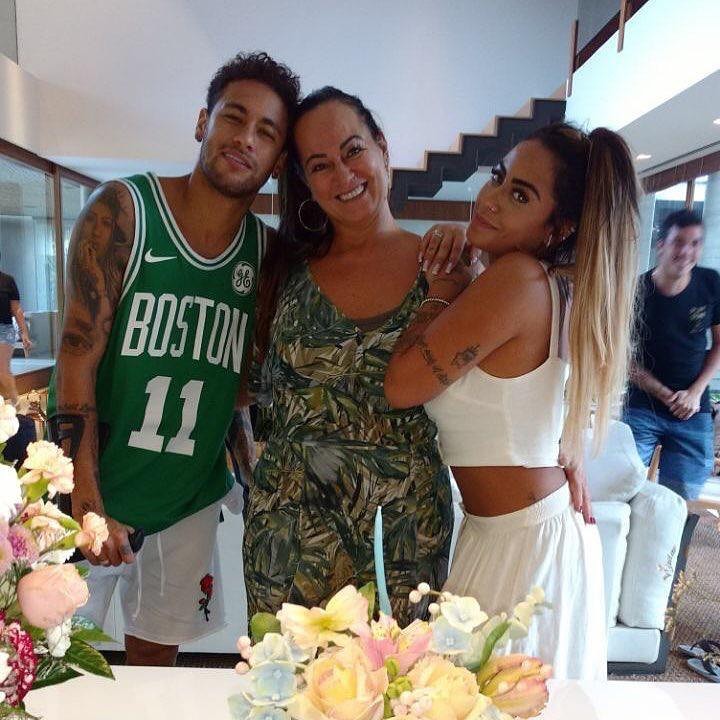 “Perdoe essa menina”, diz mãe de Neymar sobre jovem que o acusou de estupro