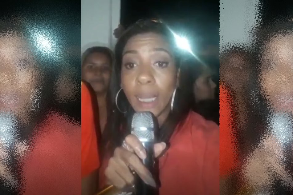 Mulher finge ser repórter e entrevista Neymar com microfone de karaokê