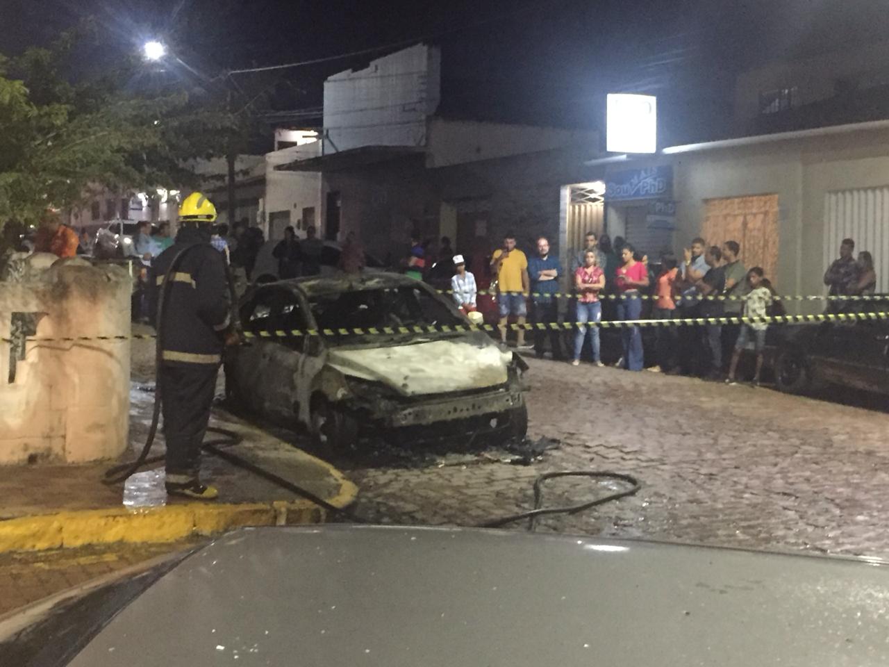 Palmeira: Carro pega fogo no Centro de Palmeira dos Índios (vídeo)